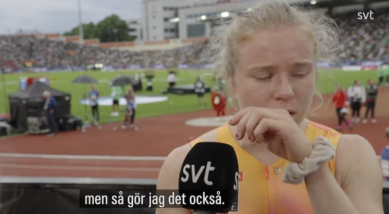 Henriette Jaeger kräks under en intervju med SVT. Skärmavbild: SVT Henriette Jaeger kräks under en intervju med SVT. Skärmavbild: SVT